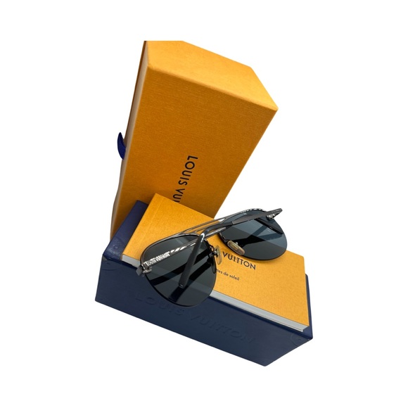 Louis Vuitton Sunglasses 😎 - Picture 3 of 12
